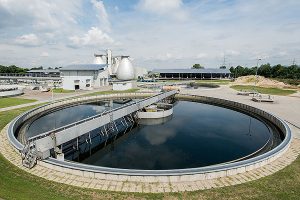 Nachklärbecken in der Kläranlage mit Blick auf Faultürme