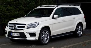 Mercedes-Benz_GL_350_BlueTEC_4MATIC_Sport-Paket_AMG_(X_166)_–_Frontansicht,_31._Dezember_2012,_Düsseldorf
