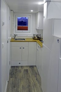 Rolling Tiny House mit Einbaumöblierung