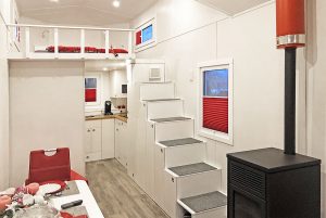 Rolling Tiny House mit Einbaumöblierung