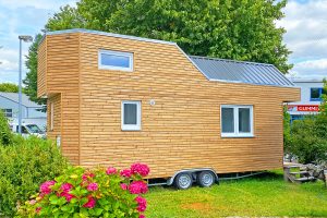 Rolling Tiny House mit Thermoholz-Fassade